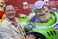 Lasseter posa con Buzz Lightyear de "Toy Story" durante la sesión de fotos previa a la ceremonia